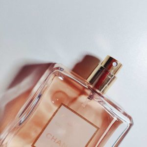 Você é fã perfume importado feminino? Conheça 5 frascos  clássicos que nunca saem de moda.