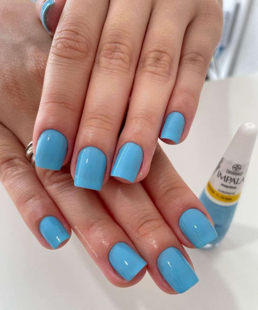 unhas azul celeste