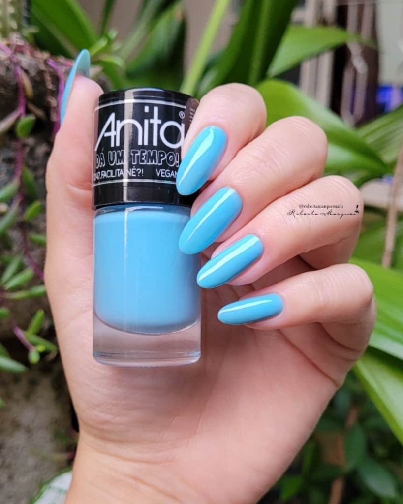 unhas azul celeste