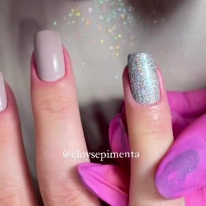 Manicure Instrutora revela segredos para aplicar glitter em pó nas unhas com perfeição!