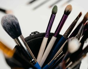 Pincéis de maquiagem limpos e macios em minutos: Descubra 5 dicas fáceis