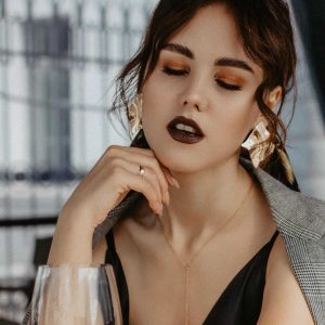 Já imaginou se existisse um perfume que pudesse atrair os homens? Conheça 5 fragrâncias que deixarão os homens aos seus pés.