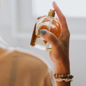 Eles deixam rastro e arrancam elogios! Saiba que perfumes são esses (femininos).