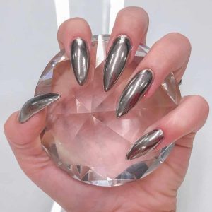 Unhas cromadas: o efeito espelhado que está dominando os salões