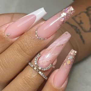 Unhas encapsuladas: descubra a técnica que garante unhas decoradas e duradouras