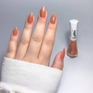 Unhas que brilham: aposte na tendência das unhas refletivas e arrase em qualquer ocasião