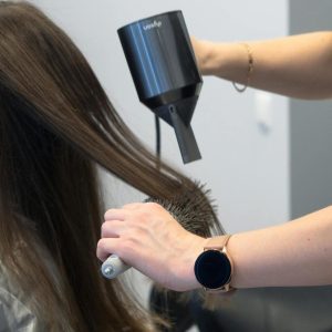 Corte de cabelo em V invertido: Dicas para cabelos mais volumosos e fáceis de cuidar