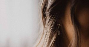 Cabelos macios e sem frizz: Descubra como o creme desmaia cabelo pode te ajudar