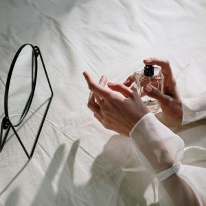 Clássicos da Perfumaria: Conheça 5 perfumes antigos (importados) que ainda fazem sucesso entre as mulheres