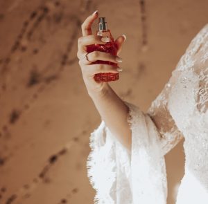 8 perfumes bons e baratos que esbanjam elegância e duram o dia todo.