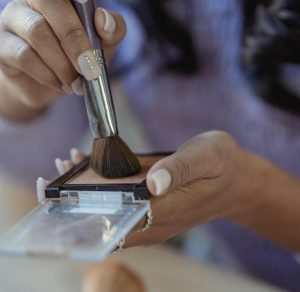 Pó facial: o que é, para que serve e como escolher o melhor para você