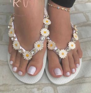 Unhas dos pés brancas: Dicas para ter pés elegantes e na moda