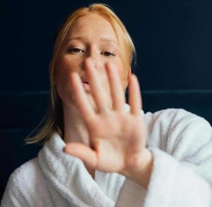 Adeus unhas amareladas! Dicas fáceis para prevenir e tratar o problema