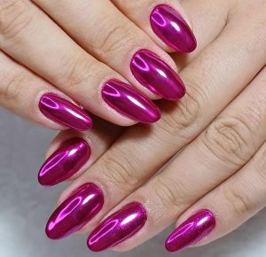 Descubra 6 estilos de unhas metalizadas que vão te deixar apaixonada