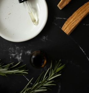 Descubra os benefícios do alecrim para o cabelo: shampoo caseiro para crescimento e brilho