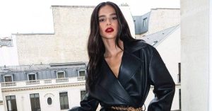 Bruna Marquezine arrasa com bota over the knee no desfile da Loewe em Paris