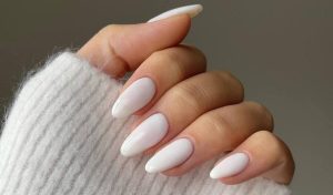 Cloud Dancer nas unhas: a tendência de branco leitoso que faz todo mundo parar e perguntar onde você fez