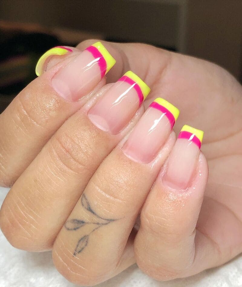 Unhas francesinhas diferentes: Se encante pelas unha francesinha dupla.