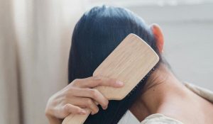 Cabelo liso sem frizz é possível: entenda os cuidados que fazem toda diferença na hidratação e no brilho dos fios