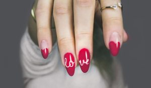 O que é e para que serve a fita líquida para unhas?