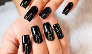 Unhas pretas com glitter: 5 ideias criativas para você se destacar