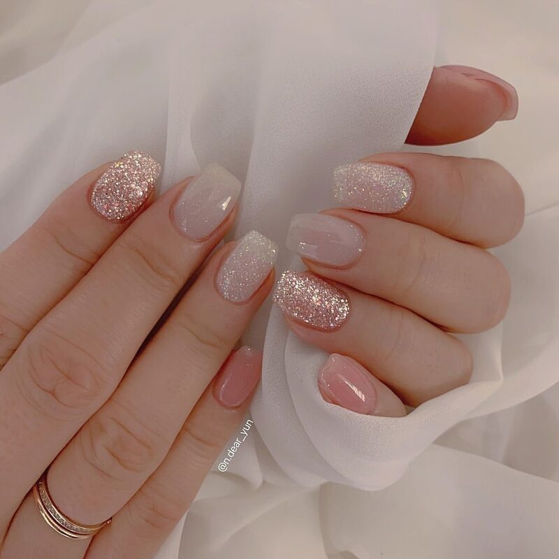 Unha de gel decorada: 5 ideais delicadas com glitter