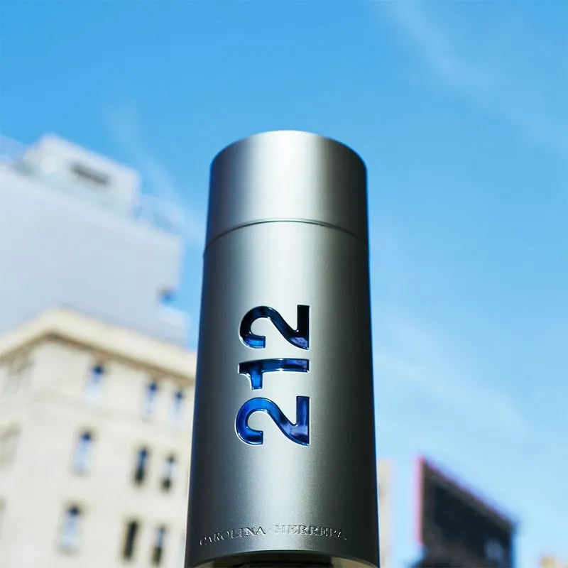 212 Men Nyc Eau De Toilette Carolina Herrera Perfume Masculino 5 - Os 6 perfumes masculinos importados mais vendidos no Brasil (e por que eles grudam na memória)