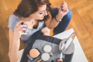 O segredo que as mulheres que sempre cheiram bem usam antes de comprar qualquer perfume
