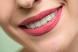 Manteiga de Cacau ou Hidratante Labial: Saiba Qual é o Melhor para Proteger Seus Lábios no Inverno