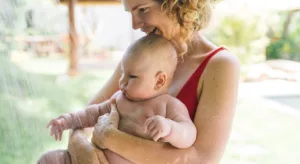Por que Optar pelo Banho de Chuveiro em Bebês Recém-Nascidos?