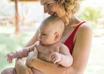 banho de chuveiro em bebe