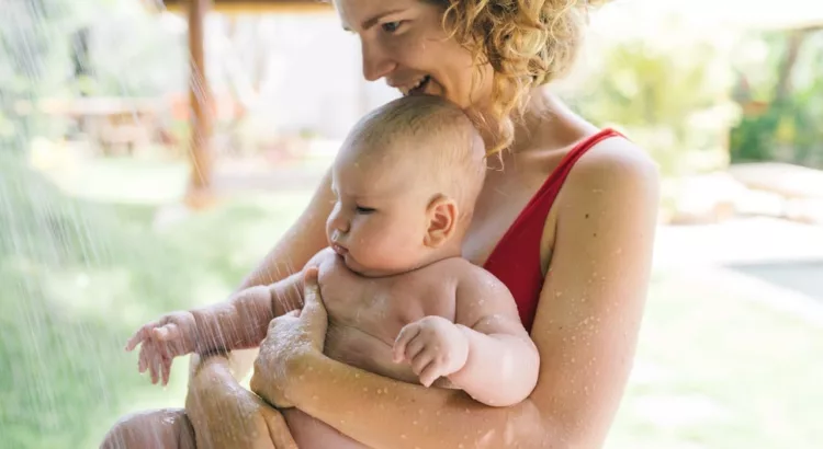 banho de chuveiro em bebe