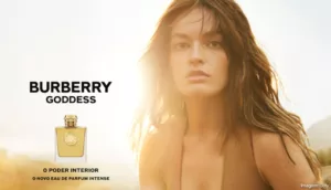 Emma Mackey é o rosto da nova fragrância Burberry Goddess Eau de Parfum Intense