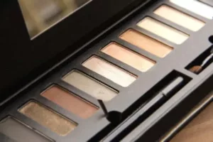 A Contém1g acaba de expandir seu portfólio com duas paletas de sombras que prometem ser o hit da temporada: Electric Purple e Disco Glam.