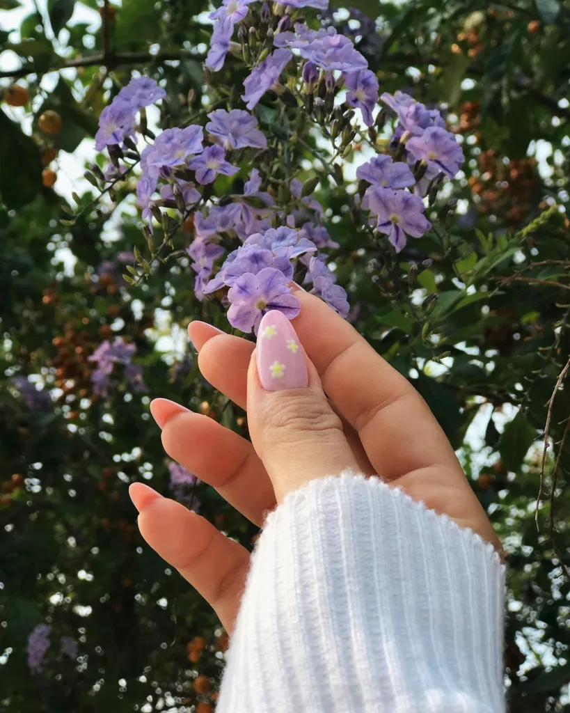 Unhas Bonitas na Primavera - unha rosa claro com flores amarelas