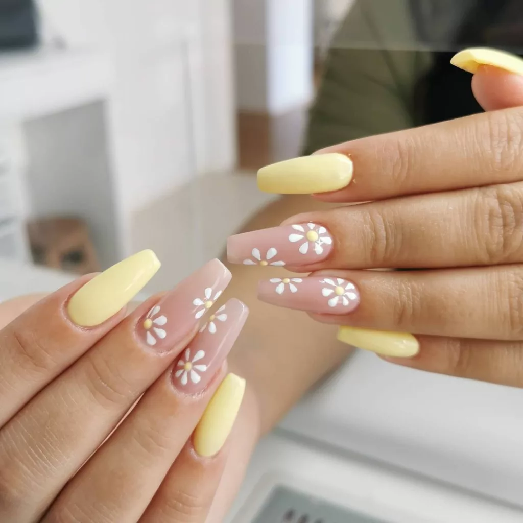 Unhas Bonitas na Primavera -  unhas amarela clara com rosa e flores