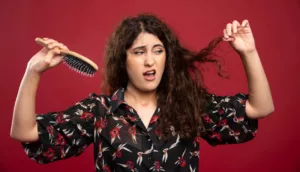 Seu cabelo fica mais oleoso no inverno? Veja os vilões por trás do problema