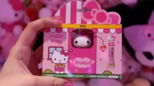Cimed e Hello Kitty lançam edição especial de hidratante labial inspirado na personagem