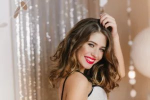 Luzes no Cabelo feminino: Transforme Seu Visual com Estilo e Tendências para o verão.