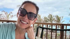 Carolina Ferraz encanta com selfie de biquíni e celebra férias sozinha no Ceará