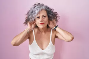 Reinvente-se: Cortes de Cabelo Perfeitos para destacar os Fios Brancos