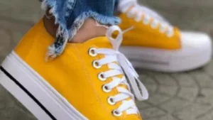 Como usar tênis amarelo e manter a elegância: inspirações para looks cheios de estilo