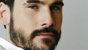 Nicolas Prattes surpreende fãs com visual renovado para novela da Globo