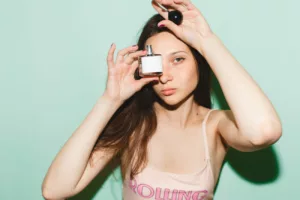 Perfumes que marcaram gerações: a evolução dos aromas nos anos 80, 90 e 2000