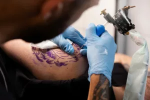 A trajetória das tatuagens: De marcas espirituais à febre das remoções modernas