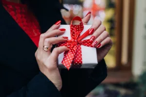Unhas Vermelhas Elegantes: O Clássico que Brilha no Natal.