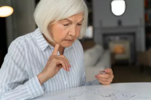 Estudo revela que ser bilíngue preserva áreas essenciais do cérebro, atrasando sintomas do Alzheimer em até 5 anos