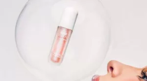 Kylie Jenner surpreende com gloss que promete brilho intenso e cuidado labial