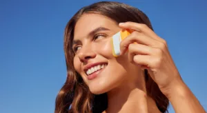 ISDIN lança Invisible Stick: o protetor solar prático e invisível que conquistou a Europa