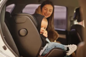 A segurança começa no banco de trás: saiba como usar a cadeirinha de bebê corretamente no carro